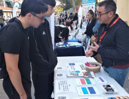 Mesa informativa de Fundación Diagrama en la 4ª Feria de Empleo y Formación de Alicante