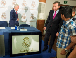 Los menores del centro 'Pi Gros' entregan un trencadís a Emilio Butragueño
