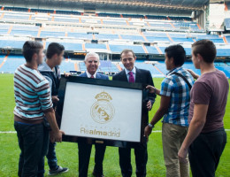 Los menores del centro 'Pi Gros' entregan un mosaico con el logotipo de la Fundación Real Madrid