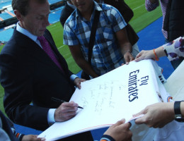 Emilio Butragueño firma las camisetas a los menores del centro 'Pi Gros'