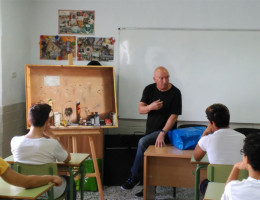 El centro ‘San Miguel‘ de Granada organiza una charla para los menores con el pintor Diego Canca Román