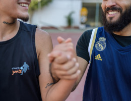 Un miembro del equipo Avancem Junts saluda a uno de los monitores