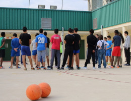 Los menores del centro ‘Ciudad de Melilla’ viven una jornada deportiva con dos jugadores del club de baloncesto de la ciudad
