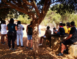 Jóvenes y familias de los hogares ‘Jiribilla’, ‘Tamarán’ y ‘Cachibache’ comparten una jornada de convivencia educativa en la naturaleza