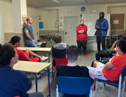 El entrenador del Logrobasket Club Carlos Comas y el jugador Seck Pope Abdoulaye, durante la charla