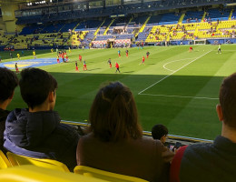 Jóvenes de Plana Baixa, durante el encuentro entre el Villarreal CF y el Girona FC