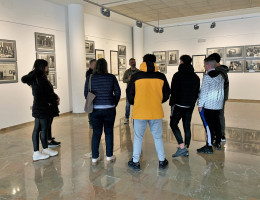 El grupo, en la sala principal del Museo de Archena