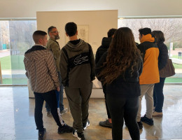 Luis Fernández muestra a los jóvenes uno de los carteles expuestos