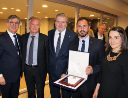 Rafael Pérez Cuadrado recoge la Placa de Honor de manos del ministro Íñigo Méndez de Vigo