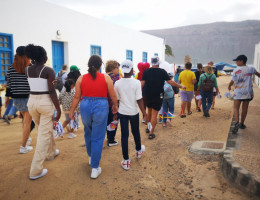 Menores del hogar 'Jiribilla', durante su ruta con otras personas por la isla de la Graciosa