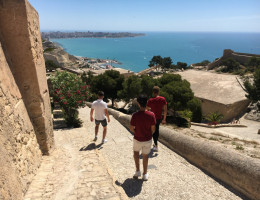 Los jóvenes atendidos en el centro ‘La Villa’ de Villena (Alicante) visitan el castillo de Santa Bárbara de la capital alicantina. Fundación Diagrama. Comunidad Valenciana 2019.