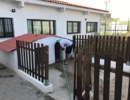 Jóvenes atendidos en el centro ‘Odiel’ (Huelva) colaboran en diversas labores de mantenimiento del recurso. Fundación Diagrama. Andalucía 2020.