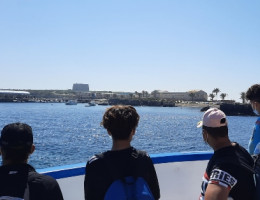 Los jóvenes atendidos en el hogar de acogida ‘La Magrana’ de Alicante disfrutan de una jornada de ocio cultural en la isla de Tabarca