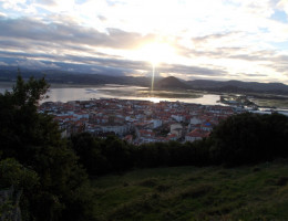 Los jóvenes atendidos en el Centro Socioeducativo Juvenil de Cantabria visitan los paseos marítimos y los faros de Santander y Santoña. Cantabria. Fundación Diagrama 2018.