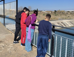 Jóvenes de Mariano Ribera observan el azud del Repartiment