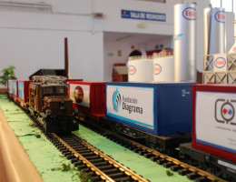 Un grupo de menores del centro ‘San Miguel’ de Granada colabora con la asociación Agraft en la elaboración de una maqueta ferroviaria