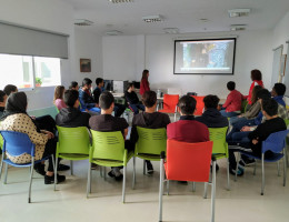 Los menores atendidos en el centro educativo ‘Ciudad de Melilla’ asisten a una charla sobre hábitos saludables impartida por profesionales de Cruz Roja. Fundación Diagrama. Melilla 2020. 