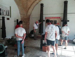 Los menores atendidos en el centro ‘La Zarza’ de Abanilla (Murcia) llevan a cabo una visita guiada al Museo Histórico Militar de Cartagena 