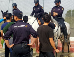 Los jóvenes atendidos en el centro ‘El Limonar’ de Alcalá de Guadaíra reciben la visita de distintas unidades especiales de la Policía Nacional. Fundación Diagrama. Andalucía 2018. 