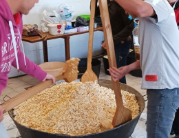 Menores preparando migas en la cocina de la carrera