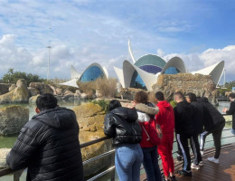 Jóvenes de Mariano Ribera ante la Ciudad de las Artes y las Ciencias