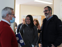 La consejera Bárbara García Torijano y Javier Núñez hablan con el maestro