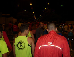 Menores y profesionales del club de atletismo ‘Cambio de Marcha’ participan en una carrera nocturna en Sevilla