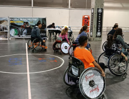 Dos menores de Anassim participan en un partido de baloncesto inclusivo