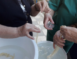 Las personas atendidas en la residencia ‘Nuestra Señora de Cortes’ de Alcaraz (Albacete) realizan una actividad de elaboración de embutidos y dulces tradicionales. Fundación Diagrama. Castilla-La Mancha 2019.