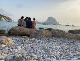 Las personas menores atendidas en el servicio de acogimiento ‘Illa de Bes’ de Ibiza visitan el mirador del municipio de Sant Antoni de Portmany