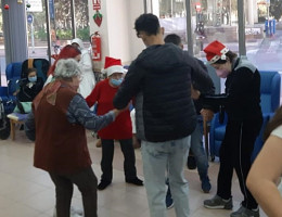 Dos menores de Los Pinos bailan con varias personas mayores