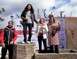 Podio femenino con los trofeos elaborados en el centro