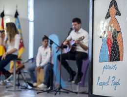 Actuación de menores y educadores del centro 'Pi Gros' en los Premios Raquel Payá