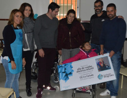 Entrega de la silla de ruedas eléctrica a Beatriz Peláez. Fundación Diagrama.