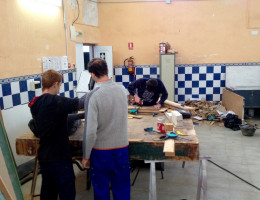 Taller de carpintería. Menores del centro 'La Jara' de Alcalá de Guadaíra.Fundación Diagrama.