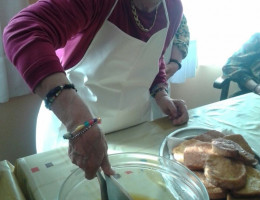 Las personas mayores atendidas en la residencia ‘María de la Paz’ de Nerva (Huelva) participan en un taller de cocina tradicional