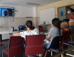 El ultrafondista Iván Peñalba charla sobre su trayectoria deportiva y solidaria con personas jóvenes atendidas en distintos recursos de la Comunidad Valenciana