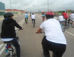 Ruta ciclista por los alrededores de la tienda Decathlon en el Decabike de Vinarós
