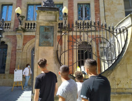 Un grupo de jóvenes atendidos en el hogar ‘Arribes del Tormes’ realiza una visita cultura por la ciudad de Salamanca
