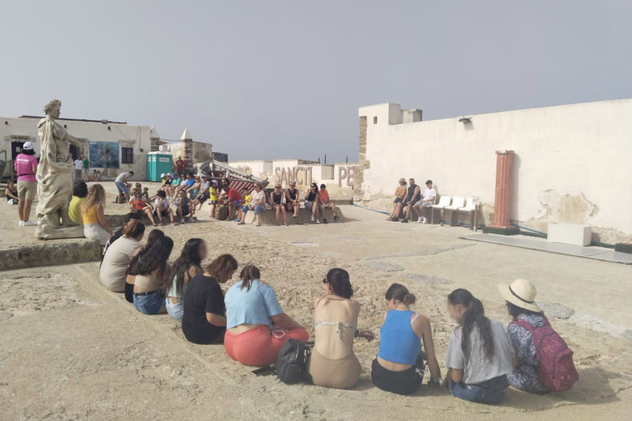 El grupo descansa junto al castillo