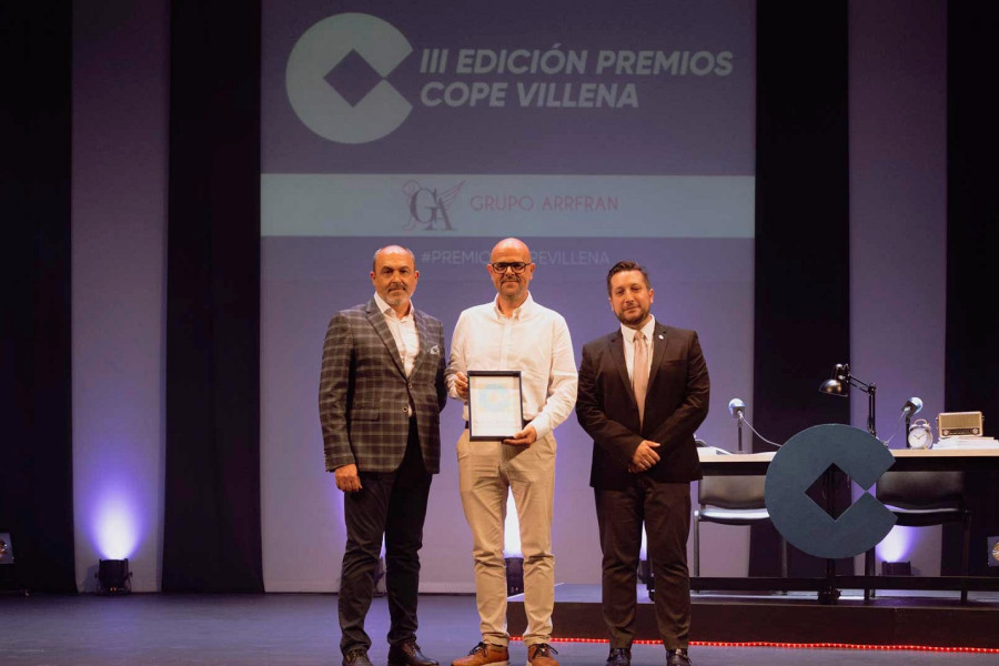Antonio García (c), director de La Villa, recoge el premio de manos de Moisés López (d) y Juan Arrés (i)
