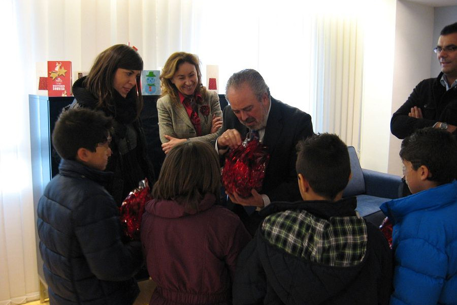 El Consejero de Salud y Servicios Sociales de La Rioja intercambia regalos navideños con los menores de la Residencia Iregua