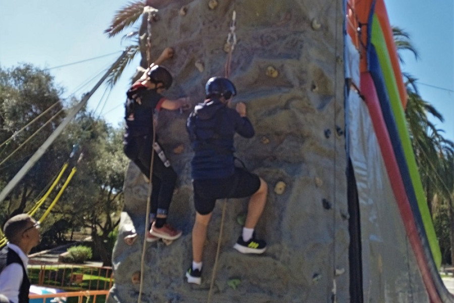 Dos de los jóvenes disfrutan del rocódromo