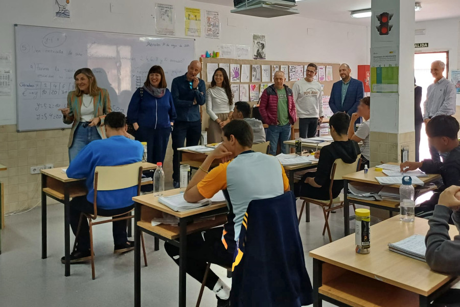 Mª Luisa Lozano y Pedro Mondéjar hablan con un aula de jóvenes de La Zarza