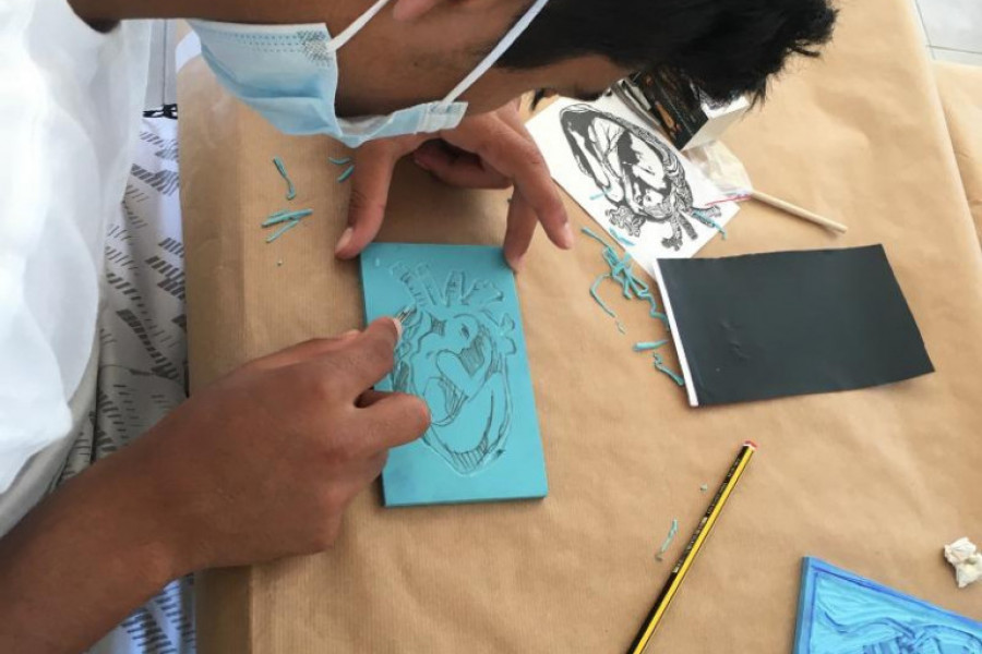 Los menores atendidos en el centro ‘Odiel’ de Huelva descubren la modalidad artística del grabado en madera
