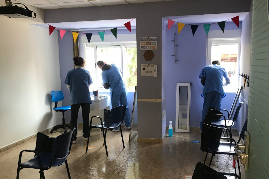 15 personas atendidas en el Programa de Empleabilidad ‘Alcanza’ completan una formación básica en técnicas de limpieza