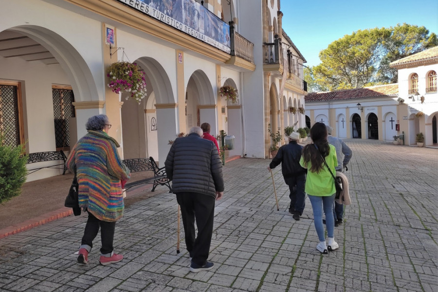 Un grupo de personas mayores, en el Santuario de Nuestra Señora de Cortes