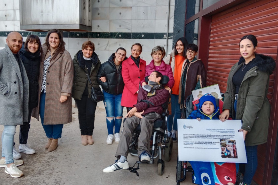 El equipo de Fundación Diagrama, junto al pequeño Hugo y su madre