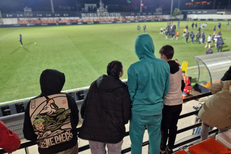 Jóvenes de La Pobla, poco antes del encuentro entre el Valencia CF femenino y el Real Madrid femenino