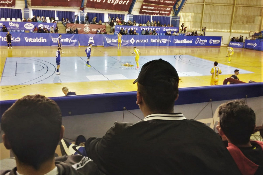 Los tres jóvenes, durante un lance del partido